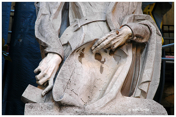 Statue hands in Granada