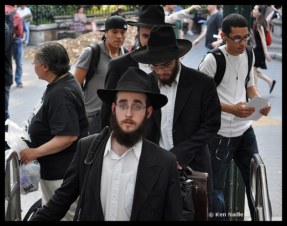 Hasids entering subway